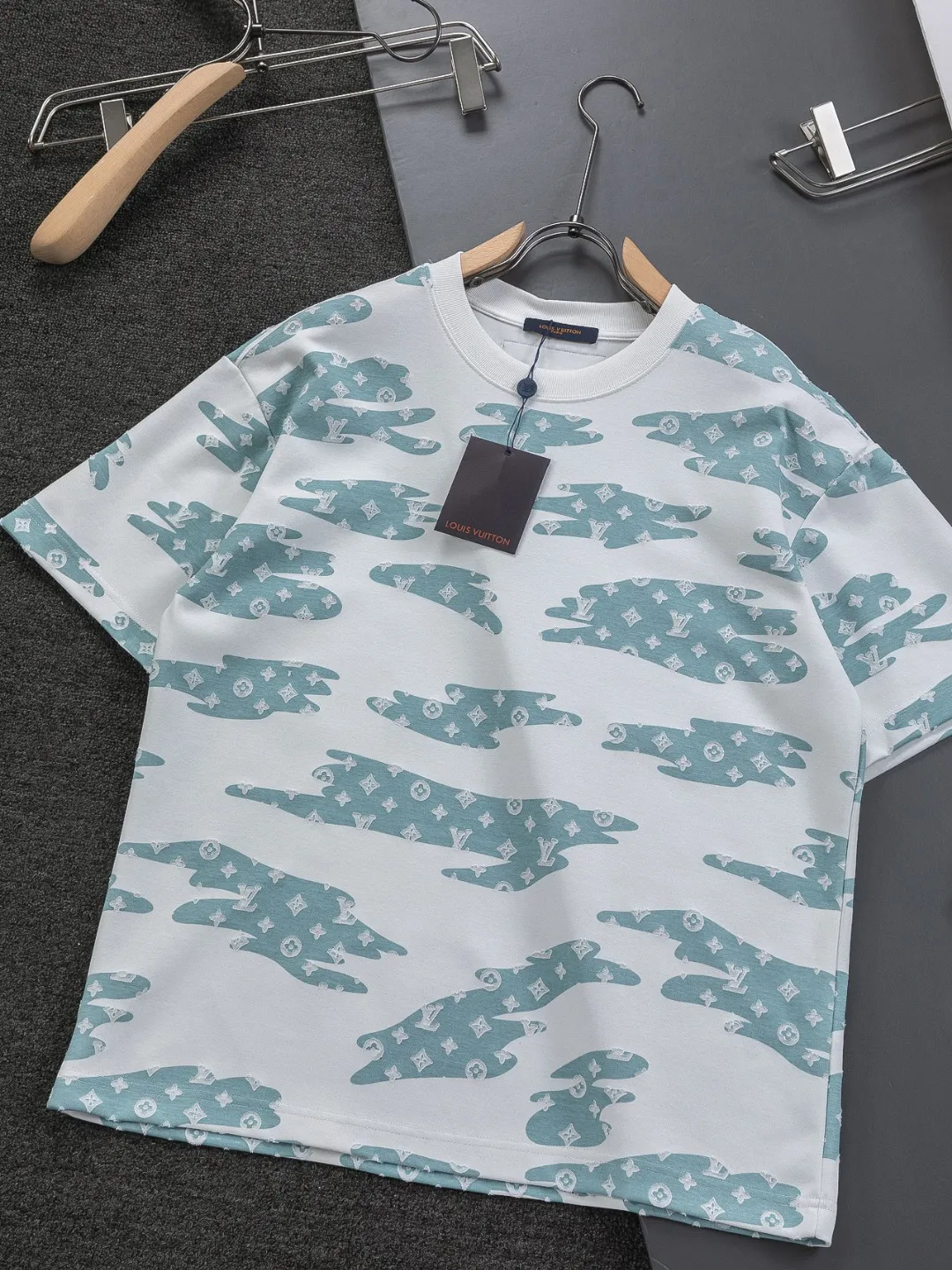 🅿️210 Louis Vuitton 1V LV micro-wide version S-XL LV 26ss new product counters are on the shelves at the same time. Multiple craftsmanship, composite fabrics, all-over cutting🔥Fire flower clouds☁️letter logo🪡 embroidery, round neck short-sleeved T-shirt, same style for men and women! Consigned to one-to-one creation. Synchronized with the official website, pure cotton fabrics at the counter! It is close to the skin and comfortable, durable and easy to wear. It has a classic and simple logo design and meticulous original craftsmanship. Short-sleeves, a must-have item for men, do not appear to be the same for the general public, but must be unique and eye-catching. This LV short-sleeve is all about quality, comfort, the same shape and fashion as always, including fabrics and cutting techniques. All of them have been made with great effort! 320 grams of washed pure cotton fabric, pure cotton is breathable, very refreshing and comfortable for daily wear. The rib knitting on the neckline is smooth and tight, and the neckline will not be skewed if you toss it at will. The loose version, you will find that it looks really good on the upper body. The overall is minimalist and neat, super versatile for daily use! Pair it casually with a pair of pants for a youthful look. A T-shirt will make your outfit crazy. It is a fashionable item that can never go wrong! Color: Black White Gray Purple Size: S-XL Size chart: S: Shoulder width 50-Bust 56-Length 70 M: Shoulder width 52-Bust 57-Length 72 L: Shoulder width 54-Bust 59-Length 74 XL: Shoulder width 56-Bust 62-Length 76
